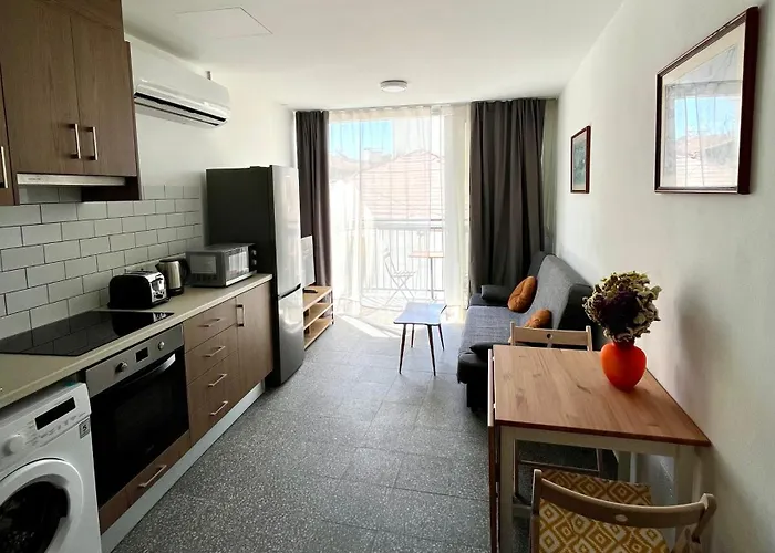 Unique 2 Storey Centre Daire