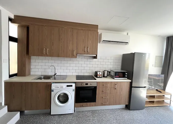 Unique 2 Storey Centre *