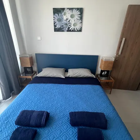 Unique 2 Storey Centre Апартаменти