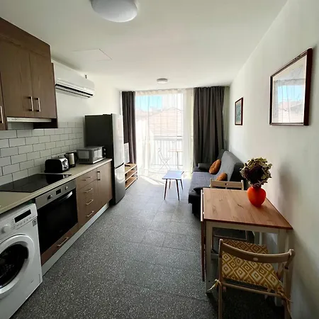 Unique 2 Storey Centre Апартаменти